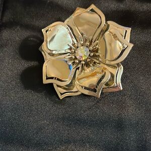 Vintage flower shiny gold brooch